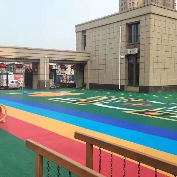 ब्लू पीपी इंटरलॉकिंग स्पोर्ट्स फ्लोरिंग 3.5 मिमी 4.5 मिमी 6 मिमी आउटडोर स्पोर्ट्स इंटरलॉकिंग टाइल